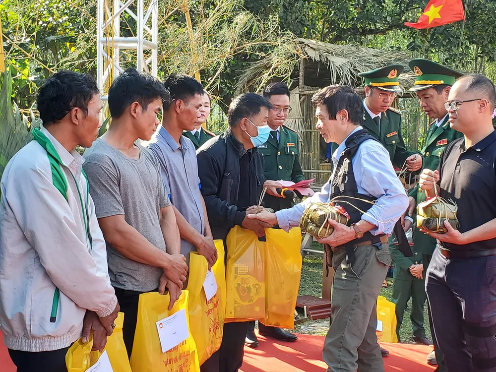Con trai Đại tướng Võ Nguyên Giáp trao bánh chưng và quà Tết cho bà con trên tuyến biên giới. Ảnh: BẢO THIÊN