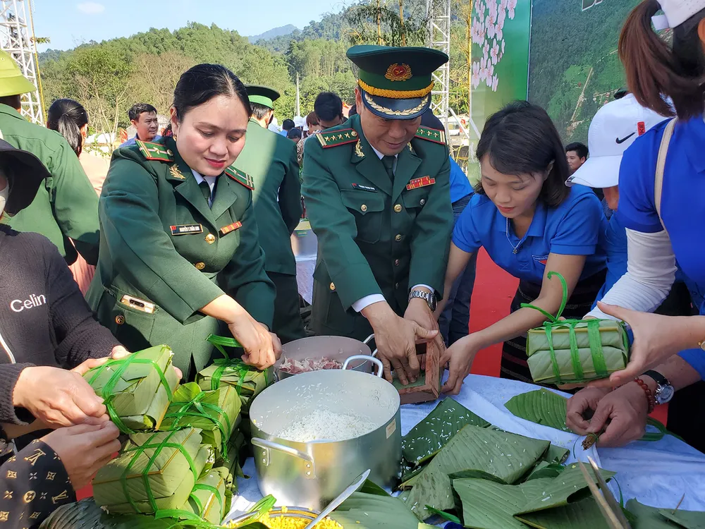 Đại tá Trịnh Thanh Bình, Chỉ huy trưởng BĐBP Quảng Bình, cùng gói bánh chưng với các đội thi. Ảnh: BẢO THIÊN