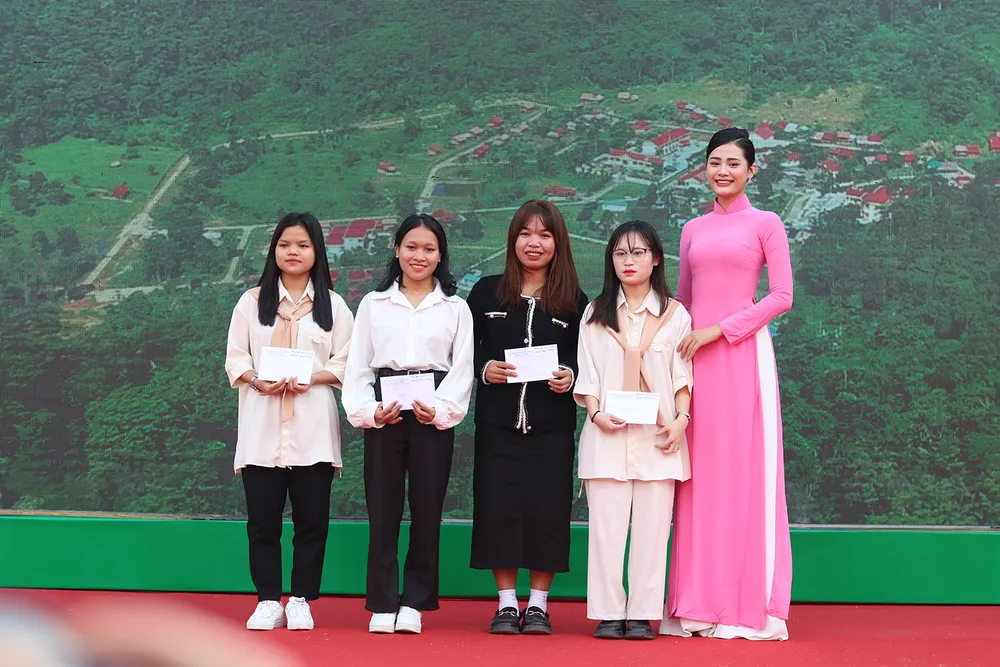 Hoa hậu Biển Việt Nam Đinh Như Phương trao quà cho các em sinh viên có hoàn cảnh khó khăn.