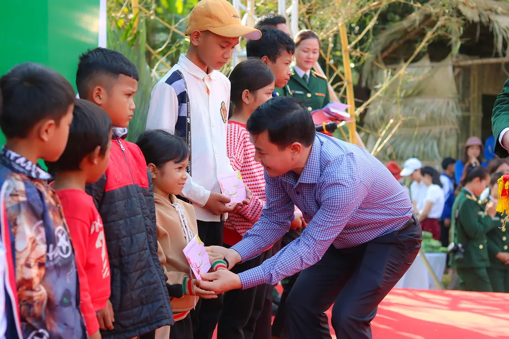 Ông Hoàng Thanh Hiến, Phó Giám đốc Sở TT&amp;TT Quảng Bình, trao quà cho học sinh có hoàn cảnh khó khăn. Ảnh: BẢO THIÊN