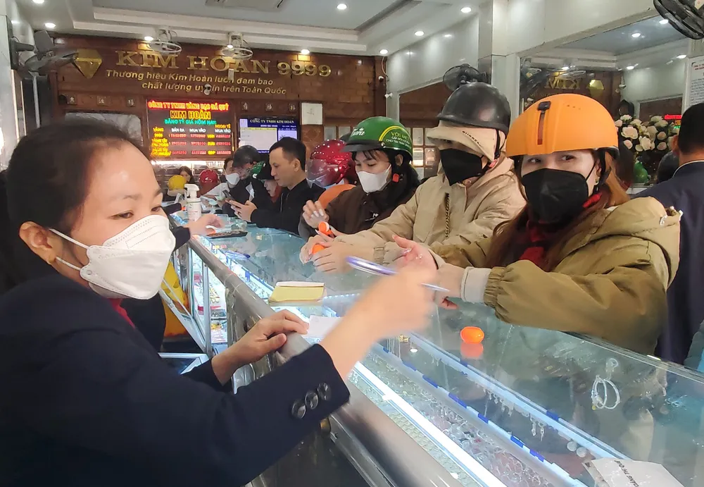 Đến trưa ngày mùng 10 tháng Giêng, các cửa hàng vàng bạc, đá quý trên địa bàn TP Đồng Hới vẫn tấp nập người mua. Ảnh: BT