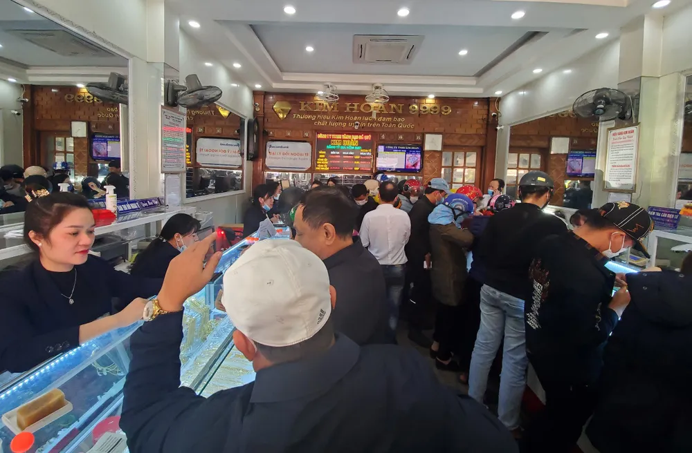 Từ sáng sớm mùng 10 tháng Giêng, rất đông người dân đã đổ xô đến các tiệm vàng, bạc, đá quý để mua vàng cầu may trong ngày vía Thần Tài. Ảnh: BT
