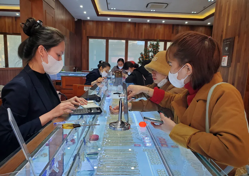 Đối với các loại vàng 9999 dao động từ 54,3 - 56 triệu đồng/lượng, tuỳ điểm bán. Ảnh: BT