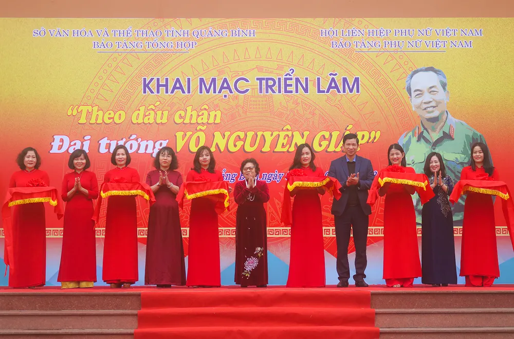 Cắt băng khai mạc triễn lãm. Ảnh: B.T