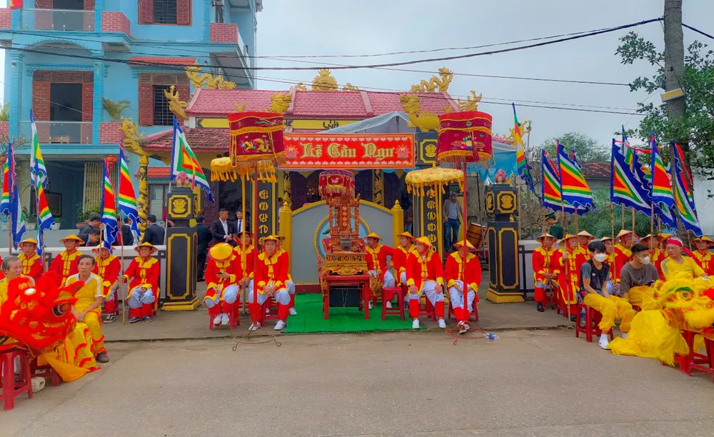 Mọi người tập trung trước Ngư Linh Miếu. Mọi người tập trung trước Ngư Linh Miếu.