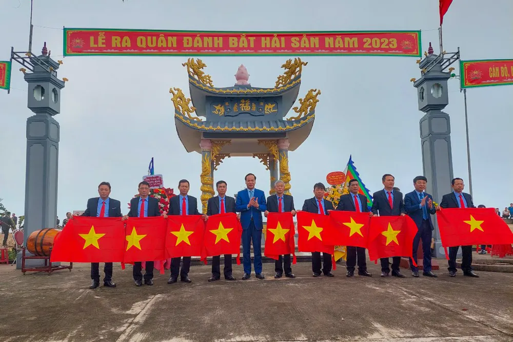 Ông Nguyễn Xuân Đạt, Bí thư huyện uỷ Quảng Trạch tặng cờ Tổ quốc cho ngư dân. Ông Nguyễn Xuân Đạt, Bí thư huyện uỷ Quảng Trạch tặng cờ Tổ quốc cho ngư dân.