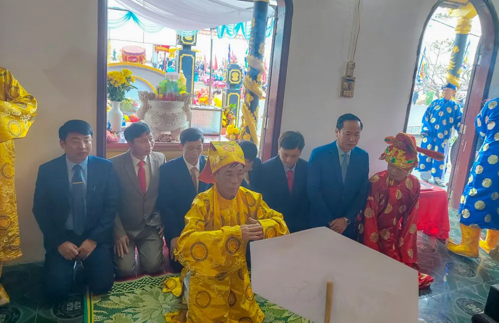 Nghi thức tế Thần Ngư trong lễ hội cầu ngư Cảnh Dương. Nghi thức tế Thần Ngư trong lễ hội cầu ngư Cảnh Dương.