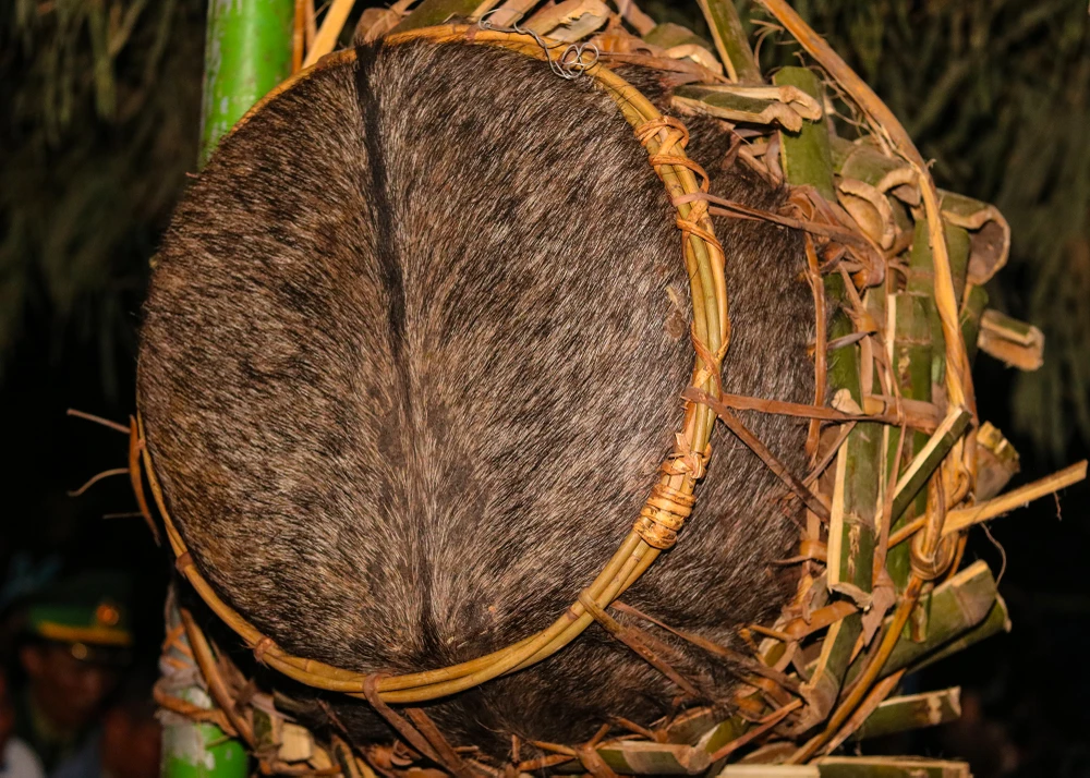 Chiếc trống "đặc biệt" trong lễ hội đập trống của người Ma Coong. Ảnh: BẢO THIÊN