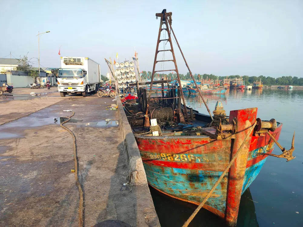 Tàu cá QNg 98266-TS sau khi vụ cháy. Ảnh: NDCC