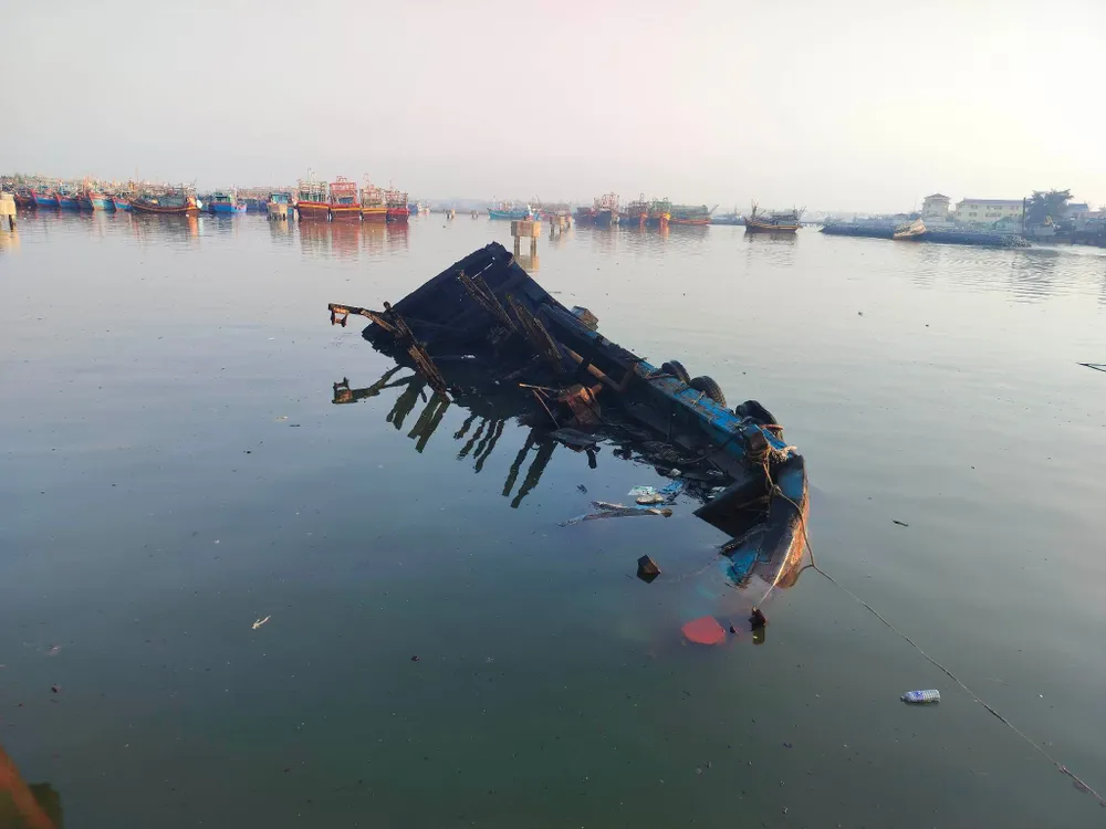 Tàu QNg94710-TS bị thiêu rụi. Ảnh: NDCC