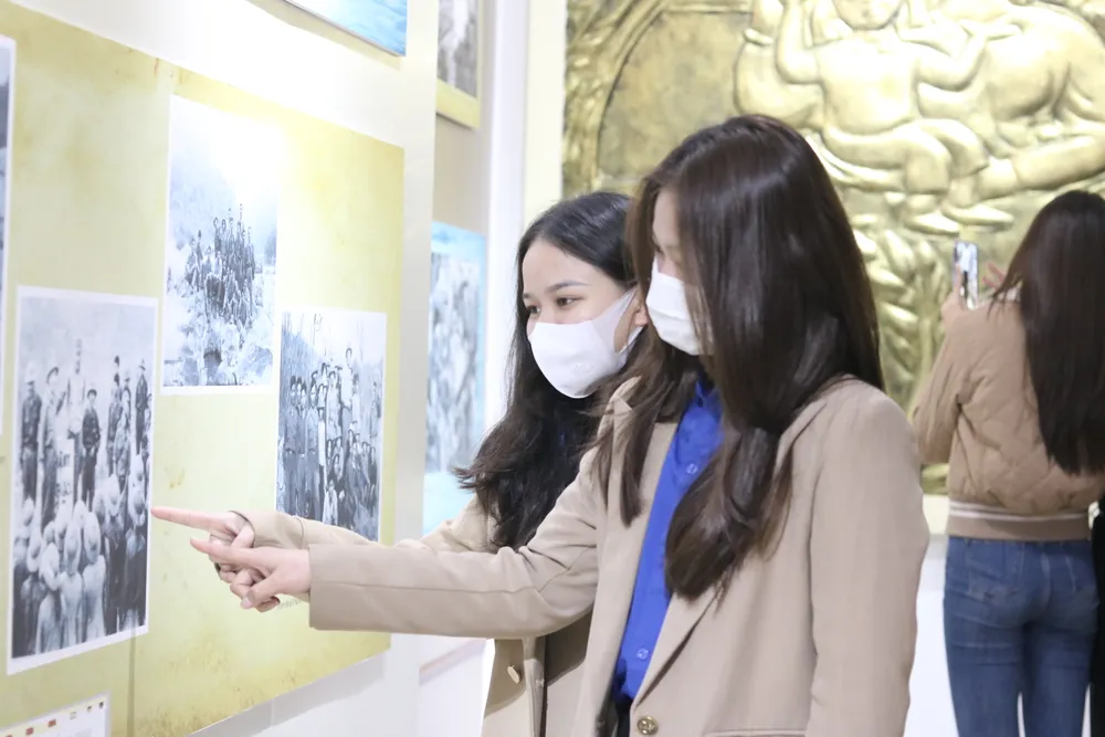 Các bạn trẻ tham quan tại triển lãm. Ảnh: B.T
