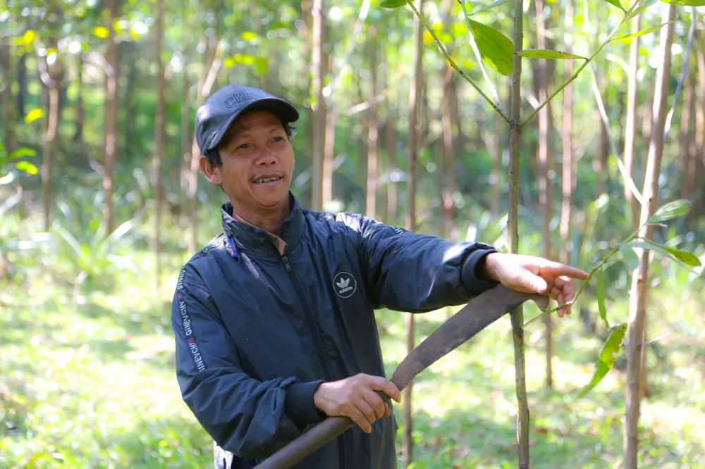 Ông Hồ Phình, Phó Bí thư Chi bộ bản Kè là một tấm gương sáng đối với bà con Mã Liềng trong lao động sản xuất. Ảnh: B.T