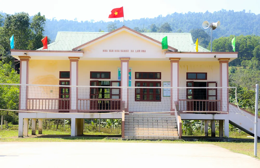 Nhà văn hoá bản Kè được đầu tư xây dựng khang trang để người Mã Liềng có nơi sinh hoạt. Ảnh: B.T