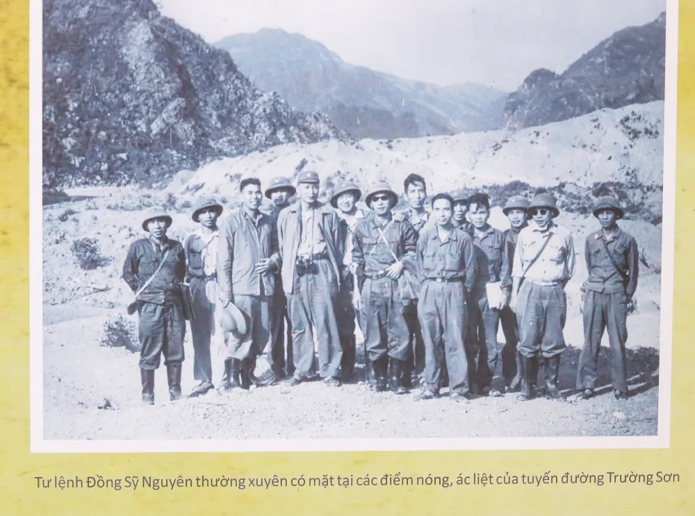 Ảnh tư liệu về Trung tướng Đồng Sỹ Nguyên tại triển lãm. Ảnh: B.T