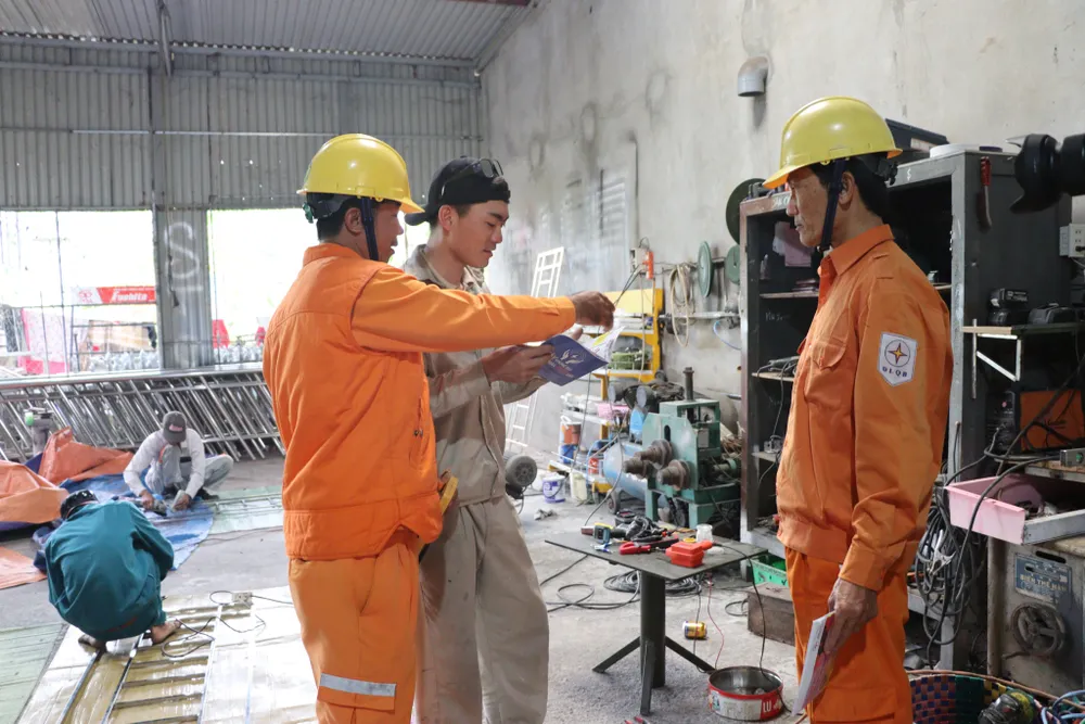 Tuyên truyền phổ biến pháp luật trong lĩnh vực sử dụng điện cho khách hàng. Ảnh: HƯƠNG NGUYÊN Tuyên truyền phổ biến pháp luật trong lĩnh vực sử dụng điện cho khách hàng. Ảnh: HƯƠNG NGUYÊN