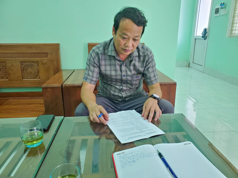 Ông Lý Quang Huy, Chủ tịch UBND phường Đồng Sơn làm việc với PV. Ảnh: B.T