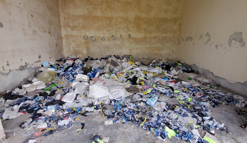 Rác thải bủa vây nhiều khu vực trong khuôn viên chợ Đồng Sơn. Ảnh: B.T