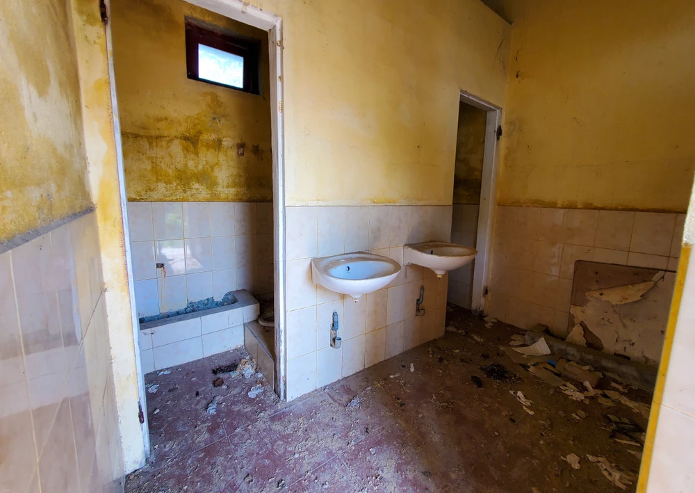 Nhà vệ sinh, nơi các "dân bay" tụ tập hút chích. Ảnh: B.T