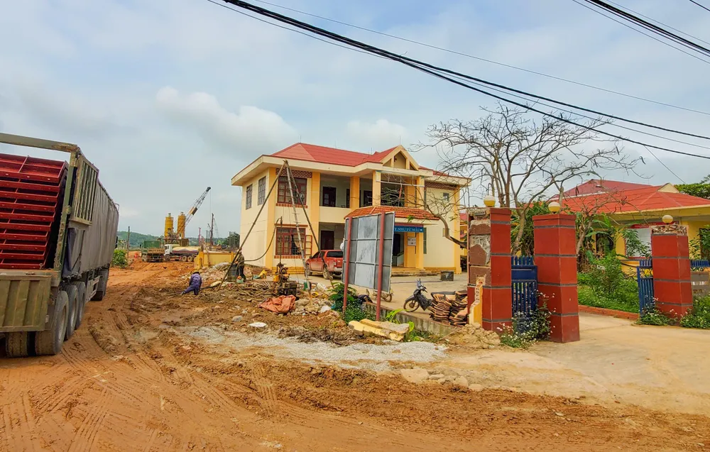 Trạm Y tế xã Quảng Hải chưa được di dời nằm sát bên công trường cao tốc. Ảnh: BẢO THIÊN Trạm Y tế xã Quảng Hải chưa được di dời nằm sát bên công trường cao tốc. Ảnh: BẢO THIÊN