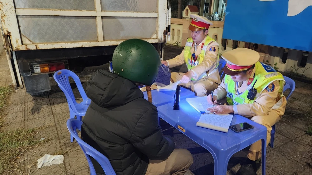 Lực lượng CSGT lập biên bản trường hợp vi phạm