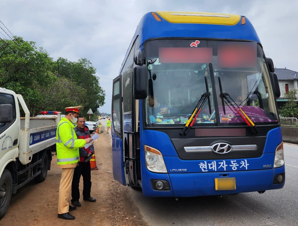 Lực lượng CSGT kiểm tra các phương tiện. Ảnh: CA