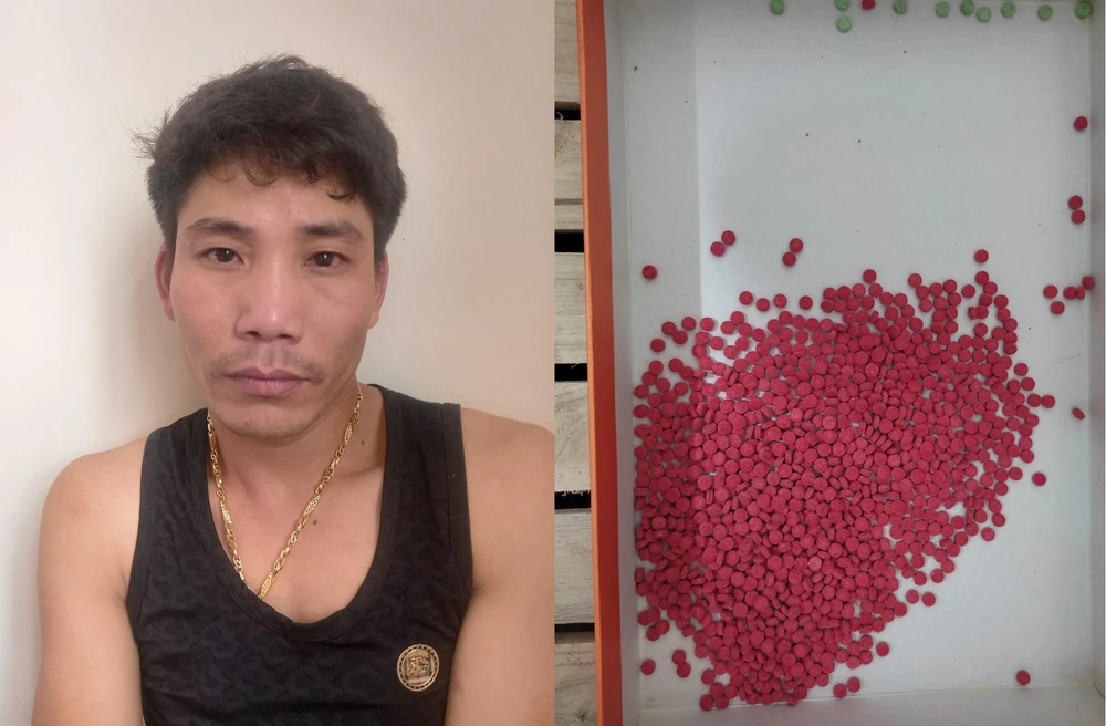 Ngô Minh Tường cùng số ma túy thu giữ được tại phòng trọ. Ảnh: TRẦN TUẤN