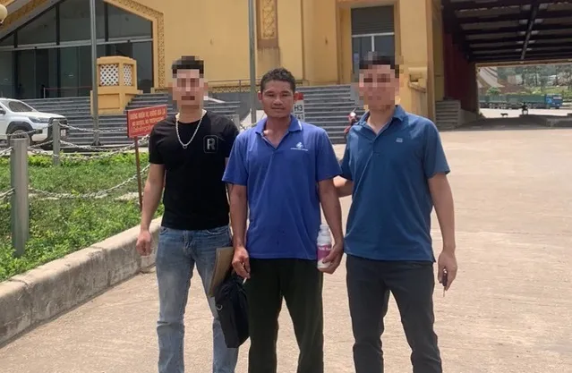 Đinh Minh Bước (ở giữa) về Việt Nam đầu thú. Ảnh: CA Đinh Minh Bước (ở giữa) về Việt Nam đầu thú