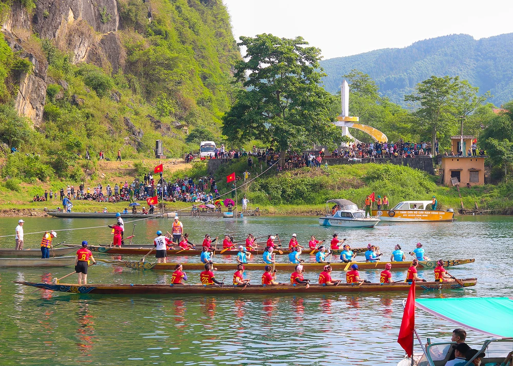 Ba thuyền đua nữ tham gia lễ hội trước giờ xuất phát. Ảnh: BẢO THIÊN