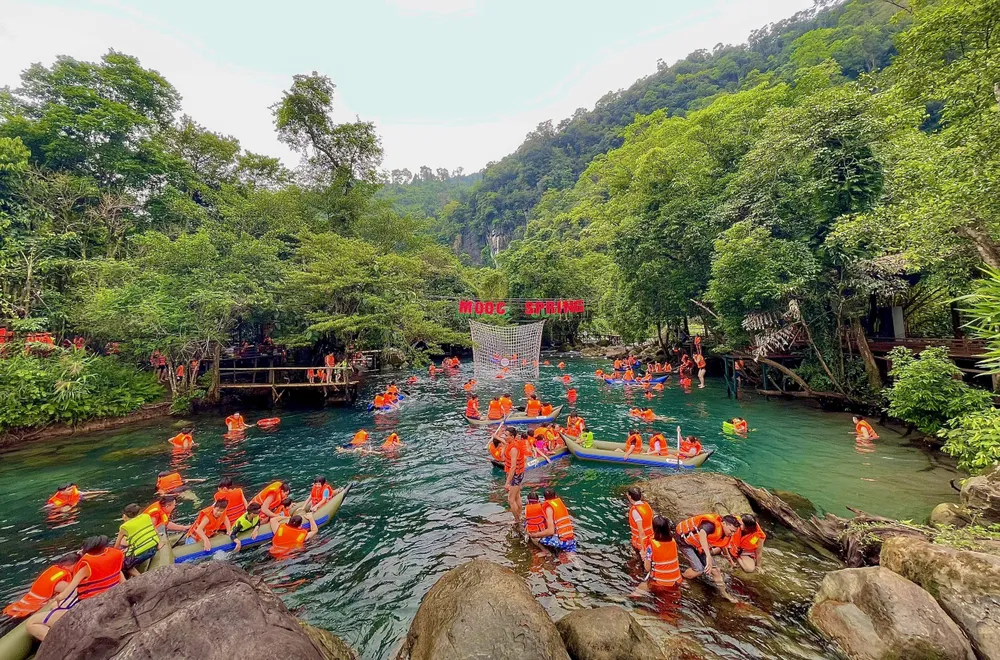 Suối nước Moọc thu hút hàng nghìn lượt khách trong dịp lễ. Ảnh: PN-KB