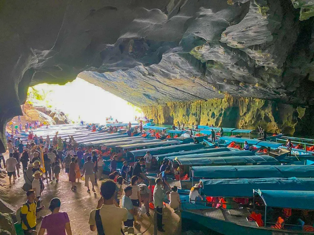 Động Phong Nha thu hút hơn 21.000 lượt khách trong 5 ngày nghỉ lễ. Ảnh: PN-KB