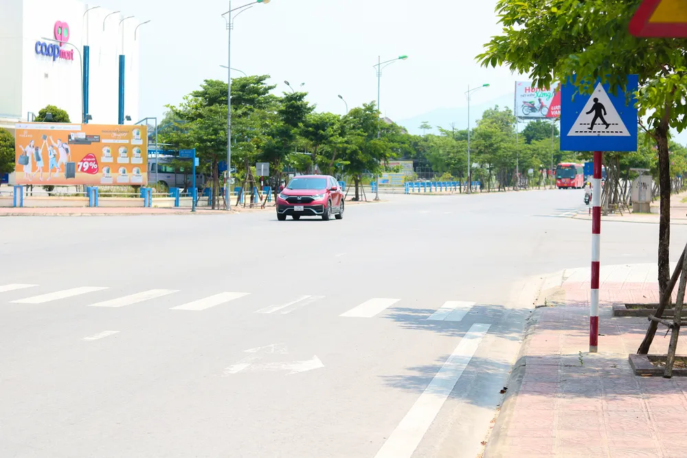 Dưới mức nhiệt từ 39-40 độ C, nhiều tuyến đường lớn trên địa bàn TP Đồng Hới (Quảng Bình) vắng bóng người qua lại. Ảnh: BẢO THIÊN Dưới mức nhiệt từ 39-40 độ C, nhiều tuyến đường lớn trên địa bàn TP Đồng Hới (Quảng Bình) vắng bóng người qua lại. Ảnh: BẢO THIÊN