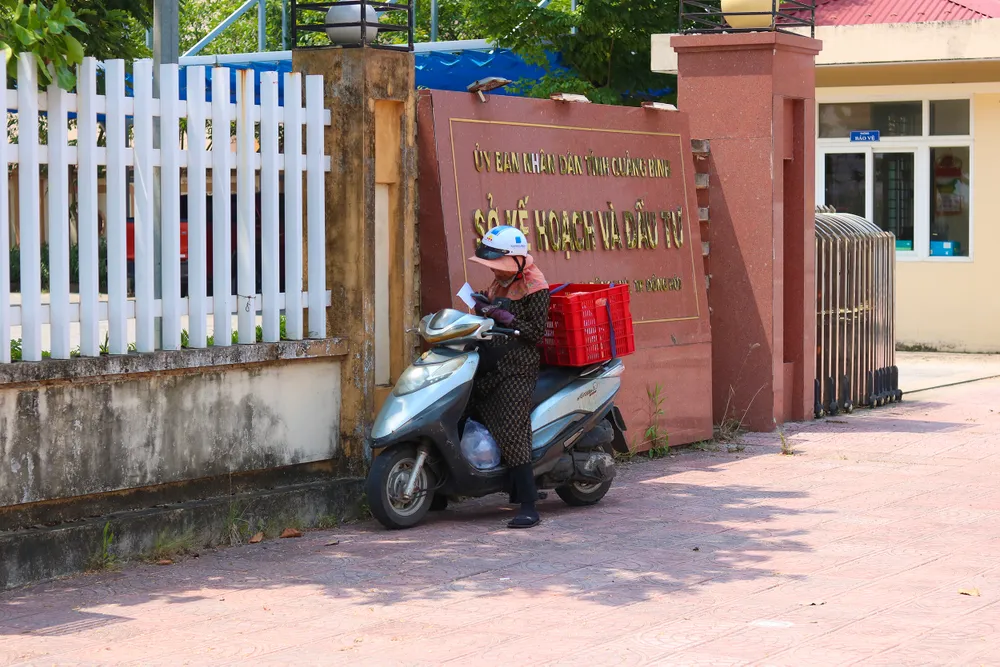 Một shipper giao hàng “xuyên trưa” dưới cái nắng hầm hập. Ảnh: BẢO THIÊN Một shipper giao hàng “xuyên trưa” dưới cái nắng hầm hập. Ảnh: BẢO THIÊN