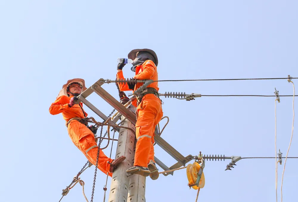 Công nhân ngành điện Quảng Bình lao động dưới cái nắng như đổ lửa. Ảnh: BẢO THIÊN Công nhân ngành điện Quảng Bình lao động dưới cái nắng như đổ lửa. Ảnh: BẢO THIÊN