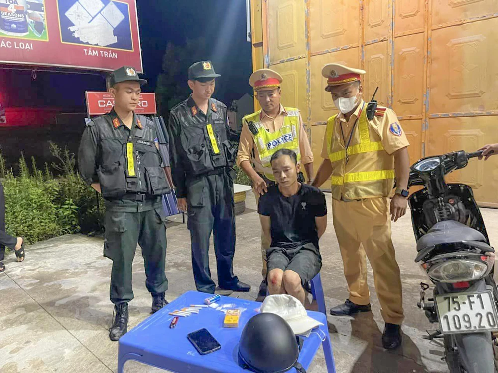 Phạm Văn Trung cùng tang vật sau khi bị lực lượng 141-QB bắt giữ. Ảnh: CA