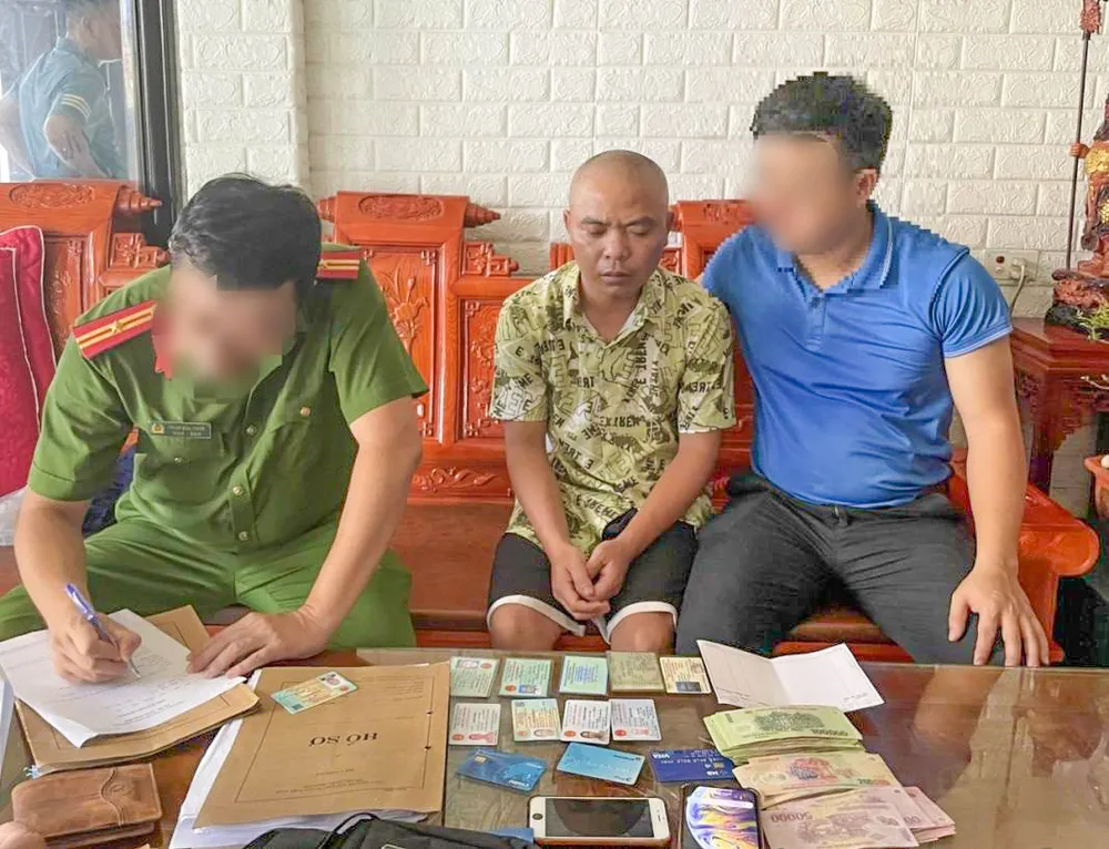 Trần Văn Tình cùng tang vật. Ảnh: CA Trần Văn Tình cùng tang vật. Ảnh: CA