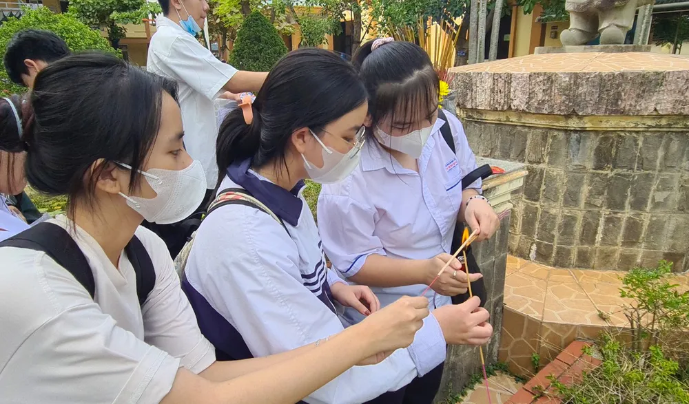 Nhiều thí sinh dâng hương trước tượng cụ Đào Duy Từ để cầu may cho kỳ thi sắp tới. Ảnh: BẢO THIÊN
