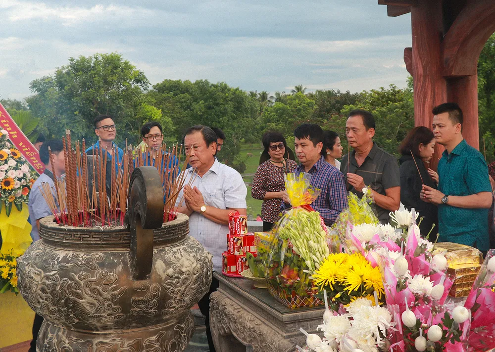Ông Mai Ngọc Phước, Tổng Biên tập Báo Pháp luật TP HCM dâng hương tại Thành Cổ Quảng Trị. Ảnh: BẢO THIÊN
