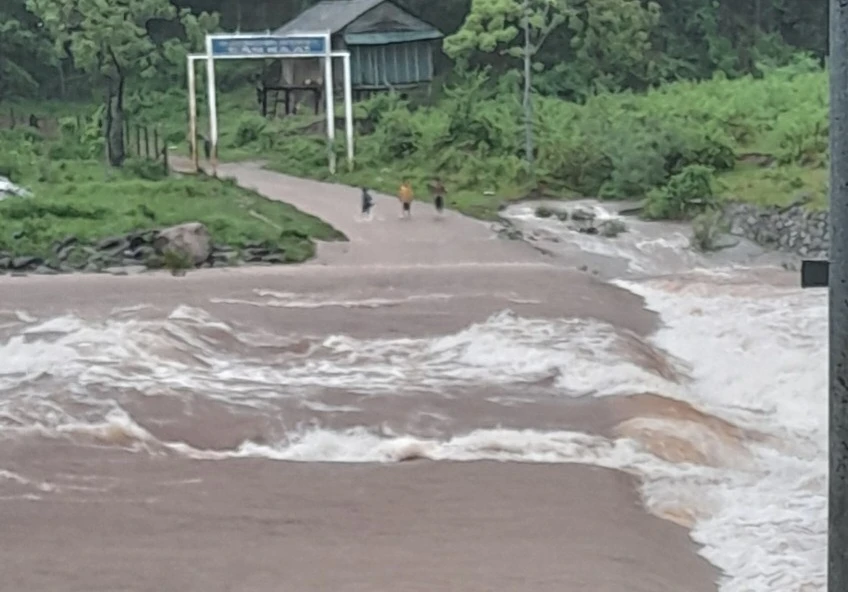 Nước lũ kéo về đập tràn bản Ka Ai gây chia cắt. Ảnh: BĐBP