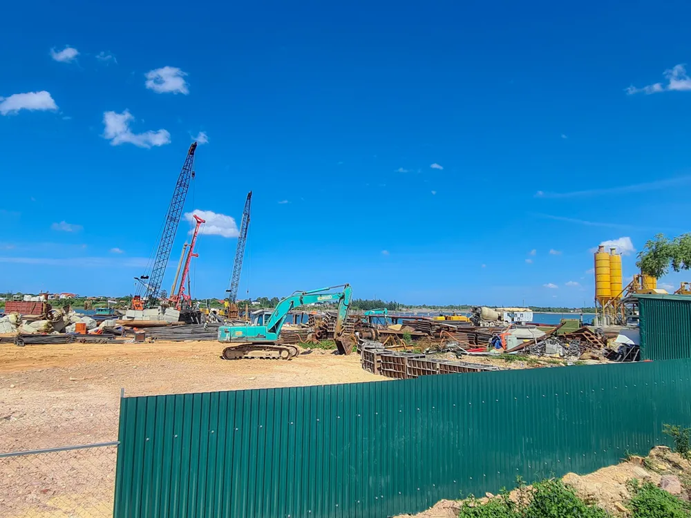 Dự án Cầu Nhật Lệ 3 và đường hai đầu cầu đang được triển khai xây dựng. Ảnh: B.T