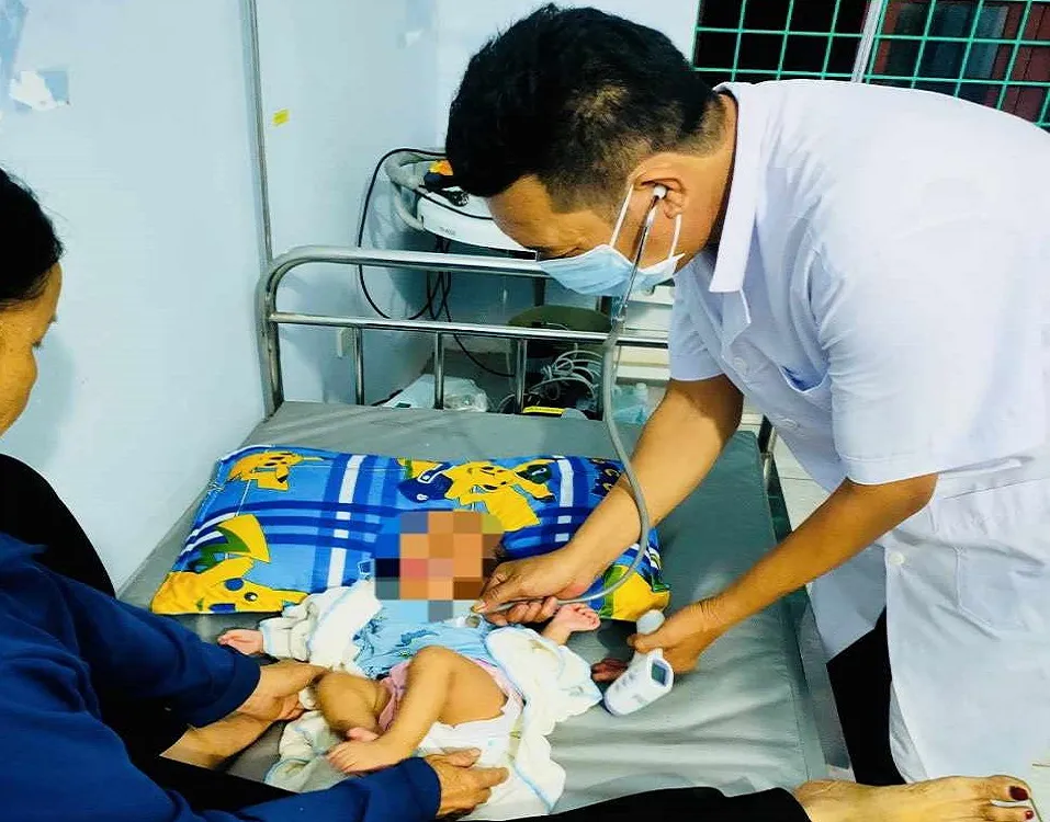 Cán bộ trạm y tế kiểm tra sức khoẻ cho cháu bé. Ảnh: TYTQT Cán bộ trạm y tế kiểm tra sức khoẻ cho cháu bé. Ảnh: TYTQT