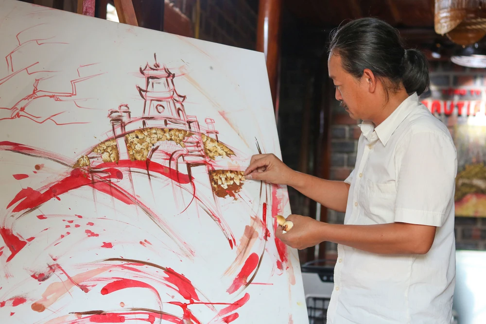 Họa sĩ Nguyễn Quốc Vượng sáng tác bức tranh phong cảnh “Quảng Bình Quan”. Ảnh: B.THIÊN