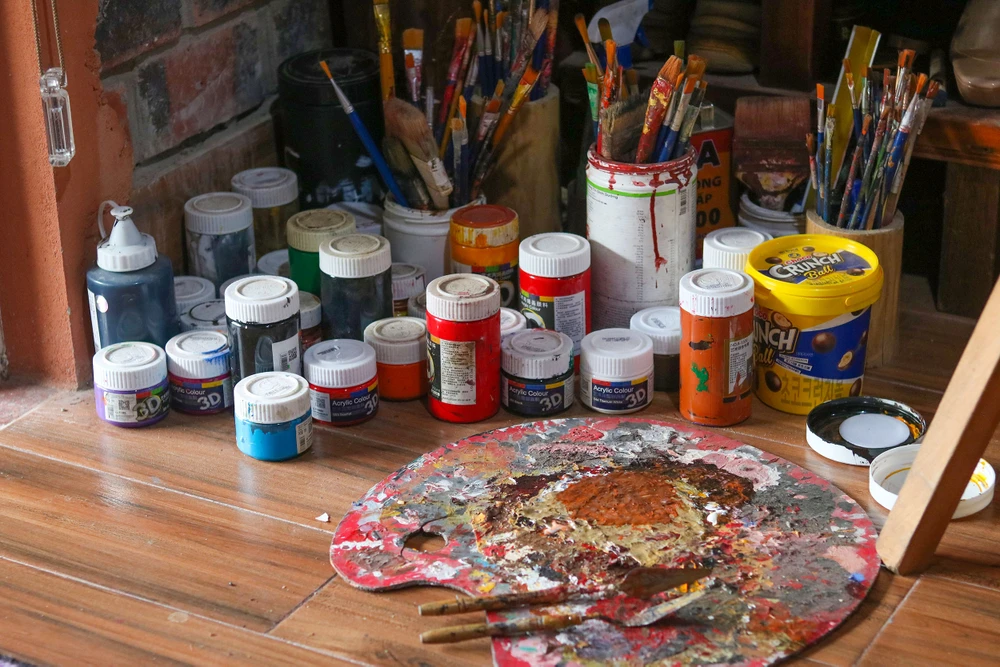 Bảng màu và dụng cụ của vẽ tranh của họa sĩ Nguyễn Quốc Vượng. Ảnh: B.THIÊN