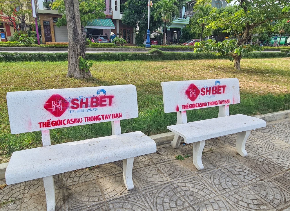 Các đối tượng phun sơn quảng cáo web cờ bạc một cách công khai và phun chồng lên logo của các nhà tài trợ tại công viên phường Đồng Hải gây phản cảm. Ảnh: B.THIÊN