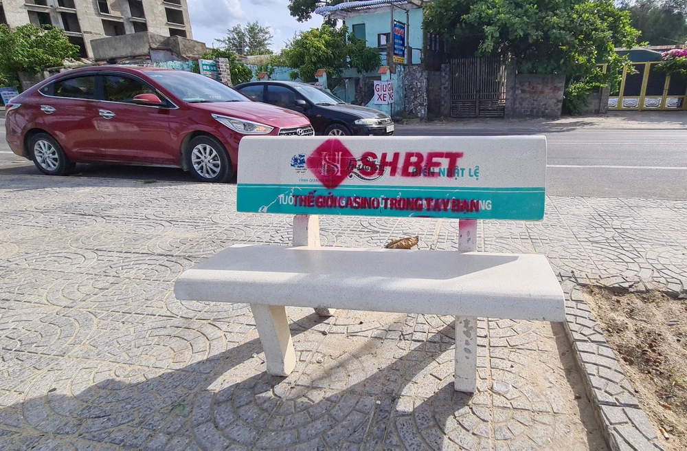 Nội dung quảng cáo ở các ghế đá đều là những khẩu hiệu và địa chỉ của các trang web đánh bạc, cá cược trái với quy định của pháp luật. Ảnh: B.THIÊN