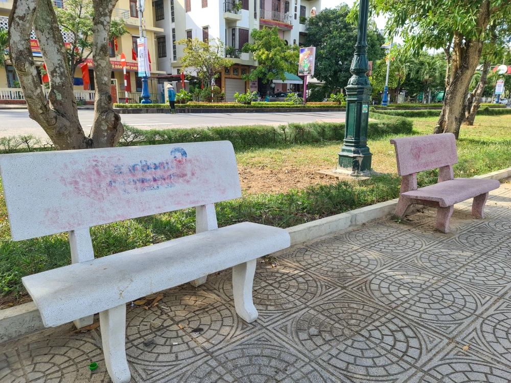 Một số ghế đá bị phun sơn quảng cáo cờ bạc được chính quyền địa phương xoá bỏ các nội dung quảng cáo. Ảnh: B.THIÊN