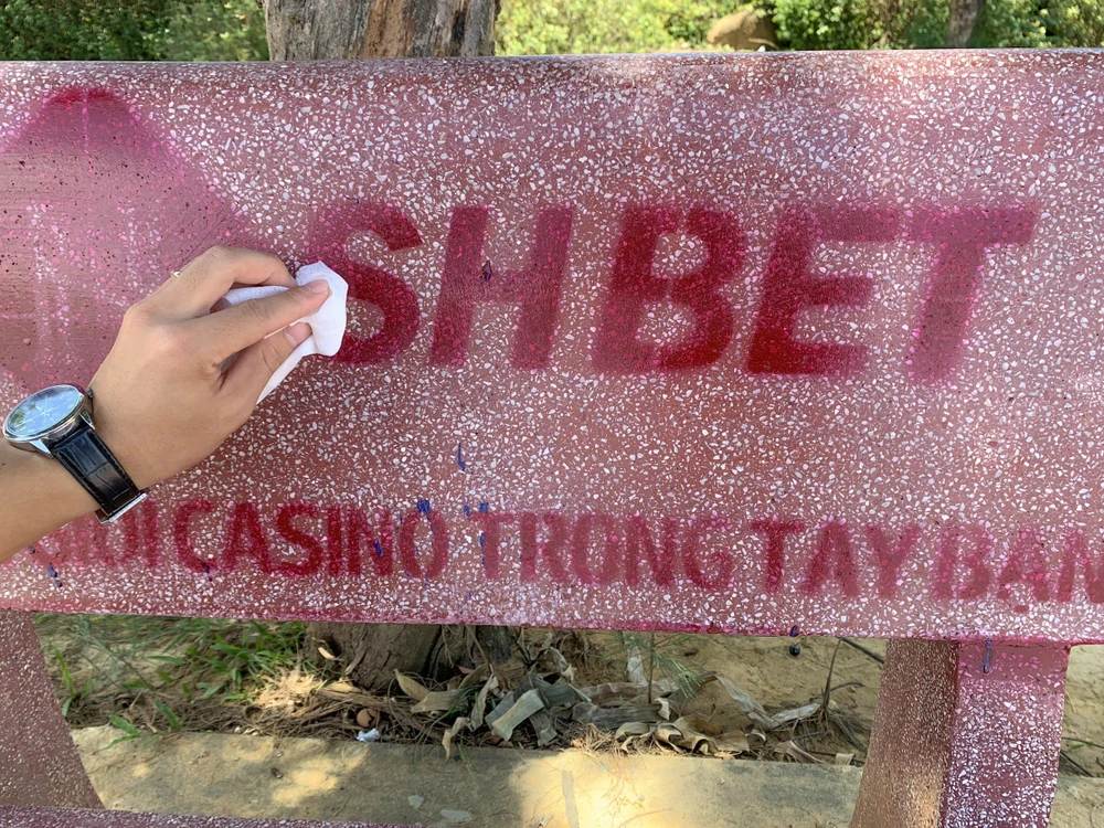 Ghế đá sau khi bị phun sơn rất khó có thể lau, chùi bằng các biện pháp thông thường. Ảnh: B.THIÊN