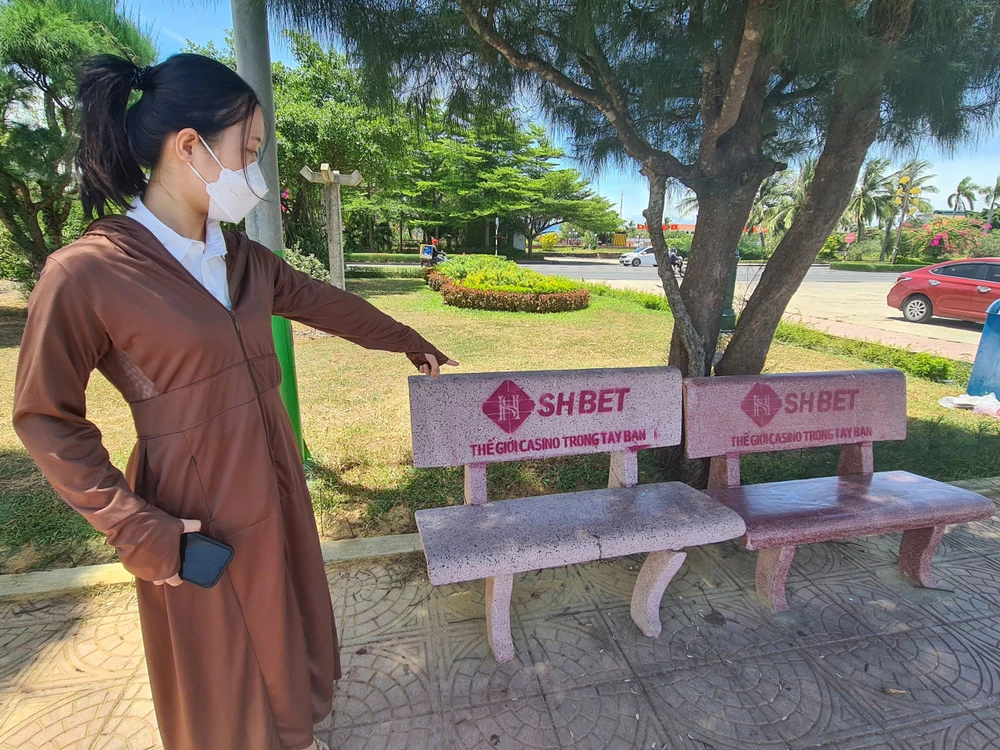 Nhiều bạn trẻ sinh sống TP Đồng Hới cũng bày tỏ sự bức xúc về việc phun sơn thiếu văn hoá tại các ghế đá công cộng. Ảnh: B.THIÊN