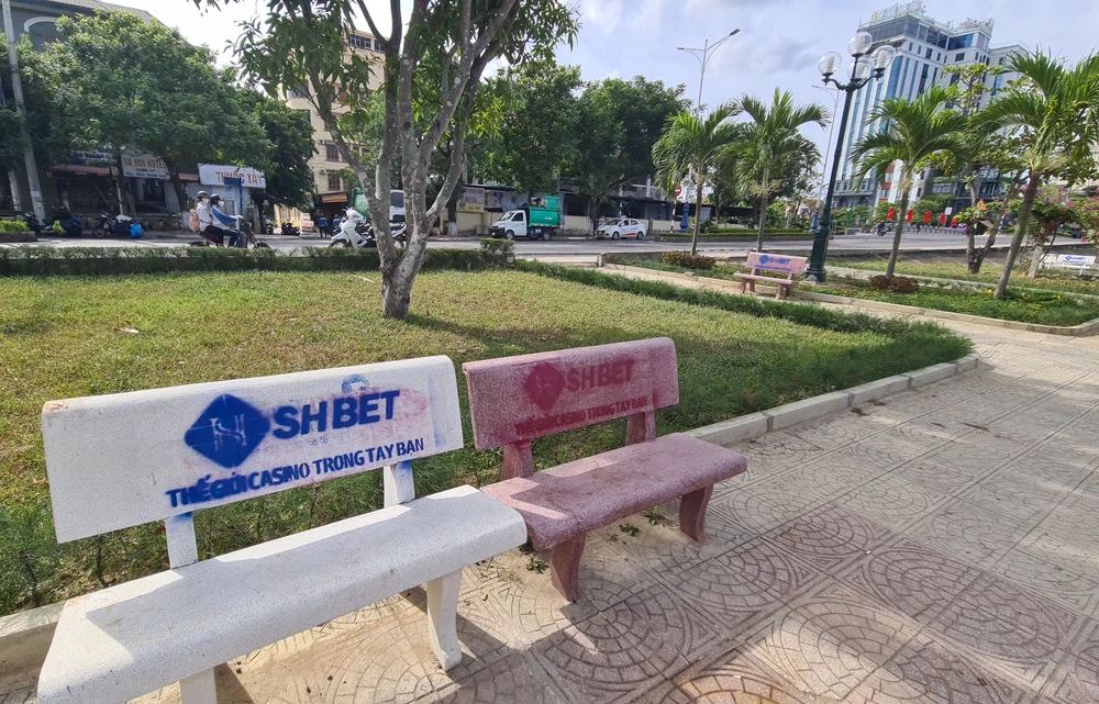 Thời gian gần đây, hàng loạt ghế đá công cộng tại các công viên trên địa bàn TP Đồng Hới liên tục bị phun sơn quảng cáo cờ bạc. Ảnh: B.THIÊN