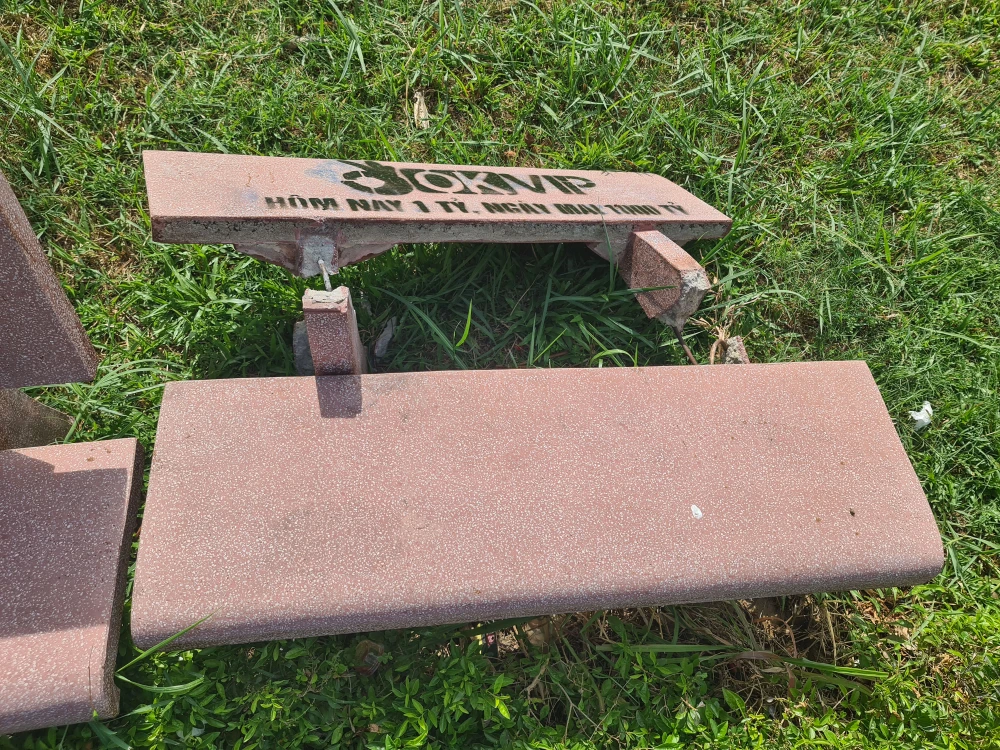 Một số ghế đá tại Công viên Nam Trần Hưng Đạo bị đập phá, hư hỏng vẫn bị phun sơn quảng cáo cờ bạc. Ảnh: B.THIÊN