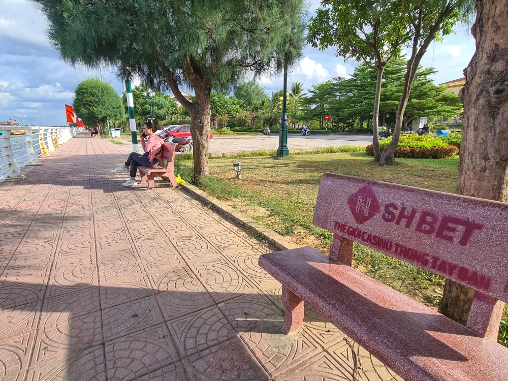 Hàng chục ghế đá đá dọc sông Nhật Lệ bị phun sơn quảng cáo web cờ bạc gây phản cảm . Ảnh: B.THIÊN